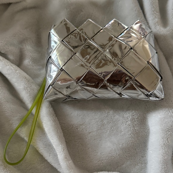 Ecoist Woven Metallic Mini Wristlet Bag Like New! - Picture 2 of 7